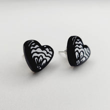 Cargar imagen en el visor de la galería, Aretes Corazón Talavera negra
